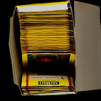 Preview: Momo Panini Box mit 68 Sticker Tüten