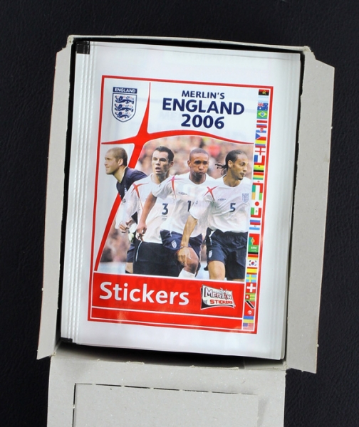 England 2006 Merlin Box mit 50 Sticker Tüten